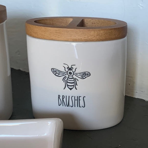 Rae Dunn Bumble Bee 5-Piece Bathroom Set - Picture 3 of 9